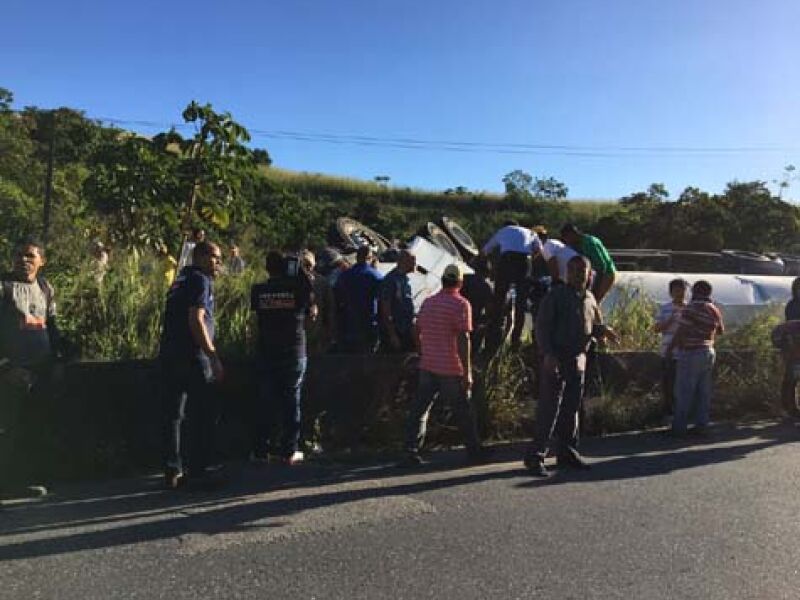 Carreta Tomba Na BR 232 E Deixa Uma Pessoa Morta Folha PE