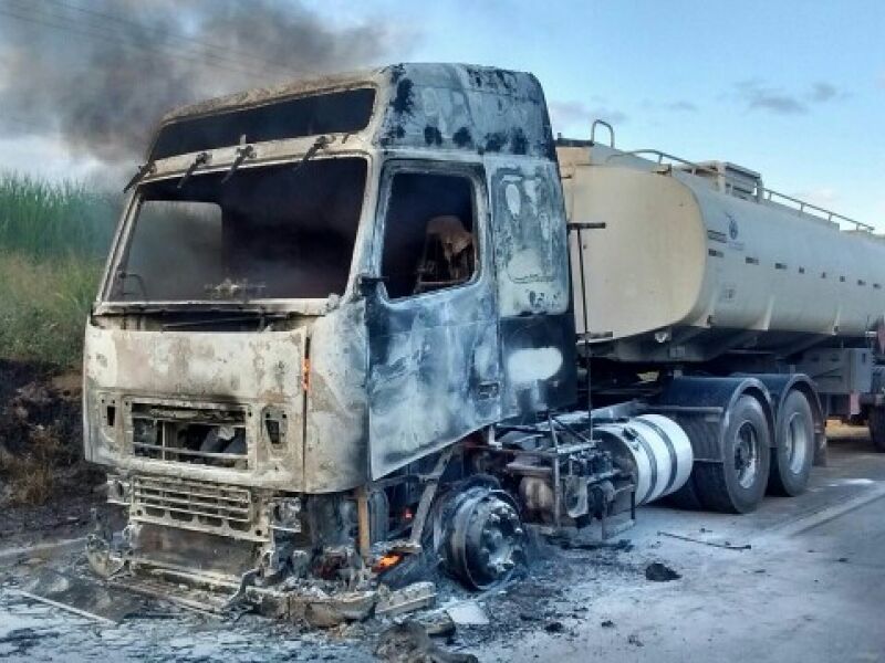 Caminh O Que Transportava Combust Vel Pega Fogo Na Br Em Escada