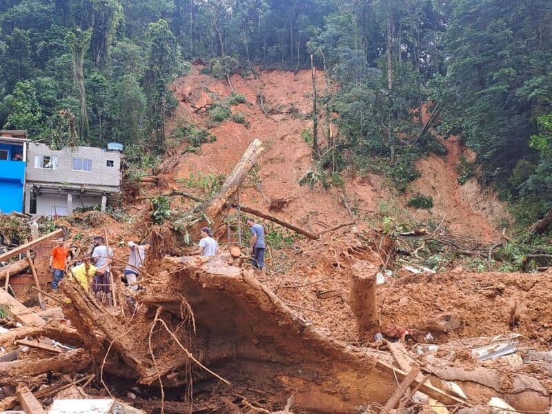 Sobe para 54 número de mortos após chuvas no litoral norte paulista