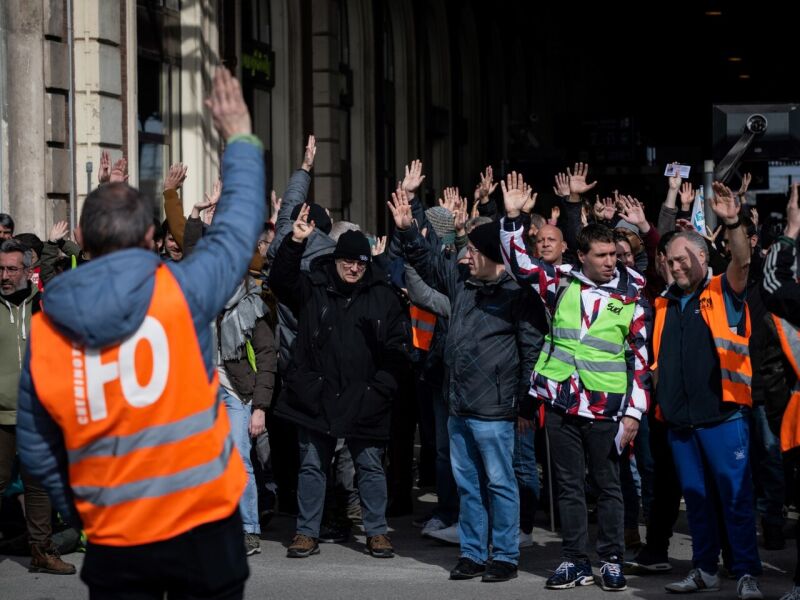 Sindicatos tentam paralisar a França para impedir reforma da