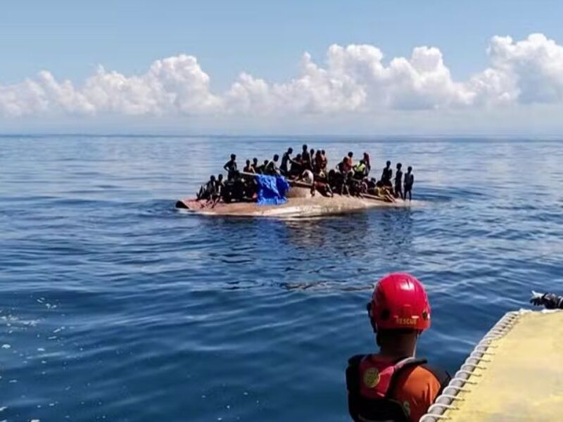 Vídeo resgate dramático de grupo de refugiados em naufrágio na