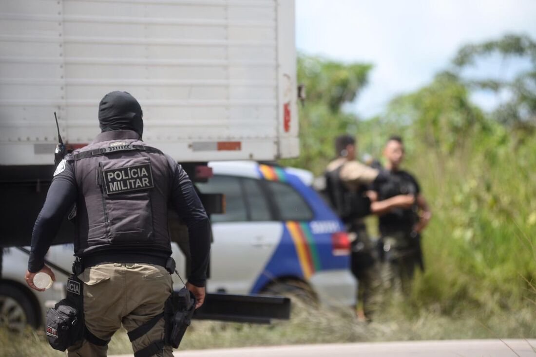 Troca De Tiros Entre Criminosos E PMs Deixa Mortos E Feridos No Ibura