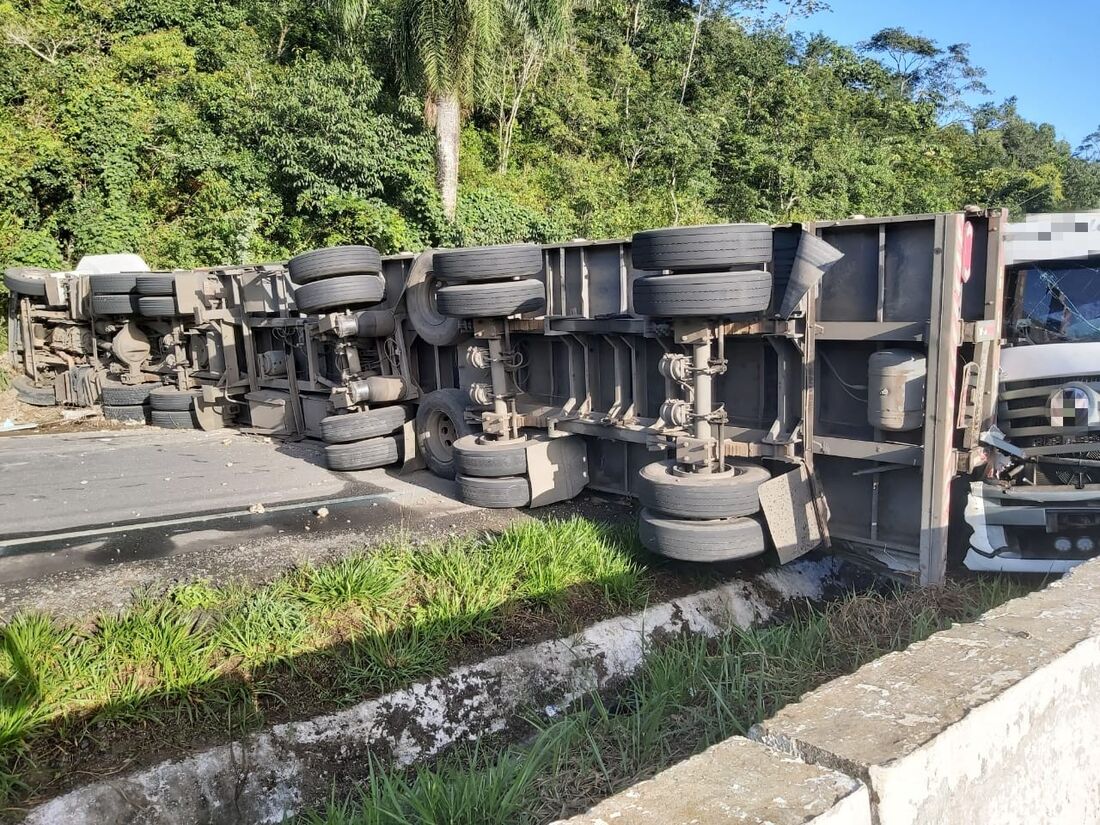 Carreta carga de alumínio para reciclagem tomba na BR 101 em