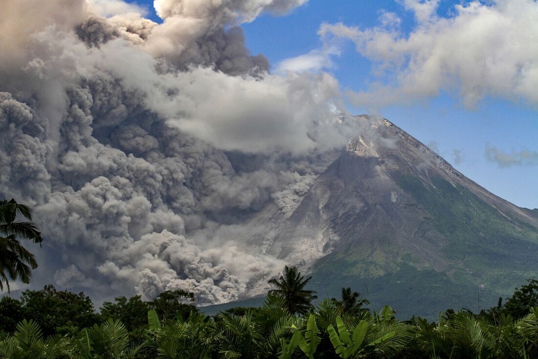 Vulcão indonésio Merapi entra em erupção e cobre vilarejos de cinzas