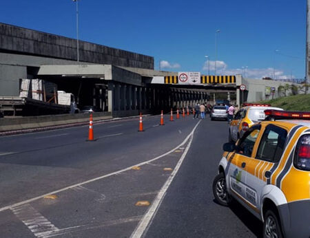 Carreta Colide Viaduto E Interdita Complexo De Lagoinha Em Belo