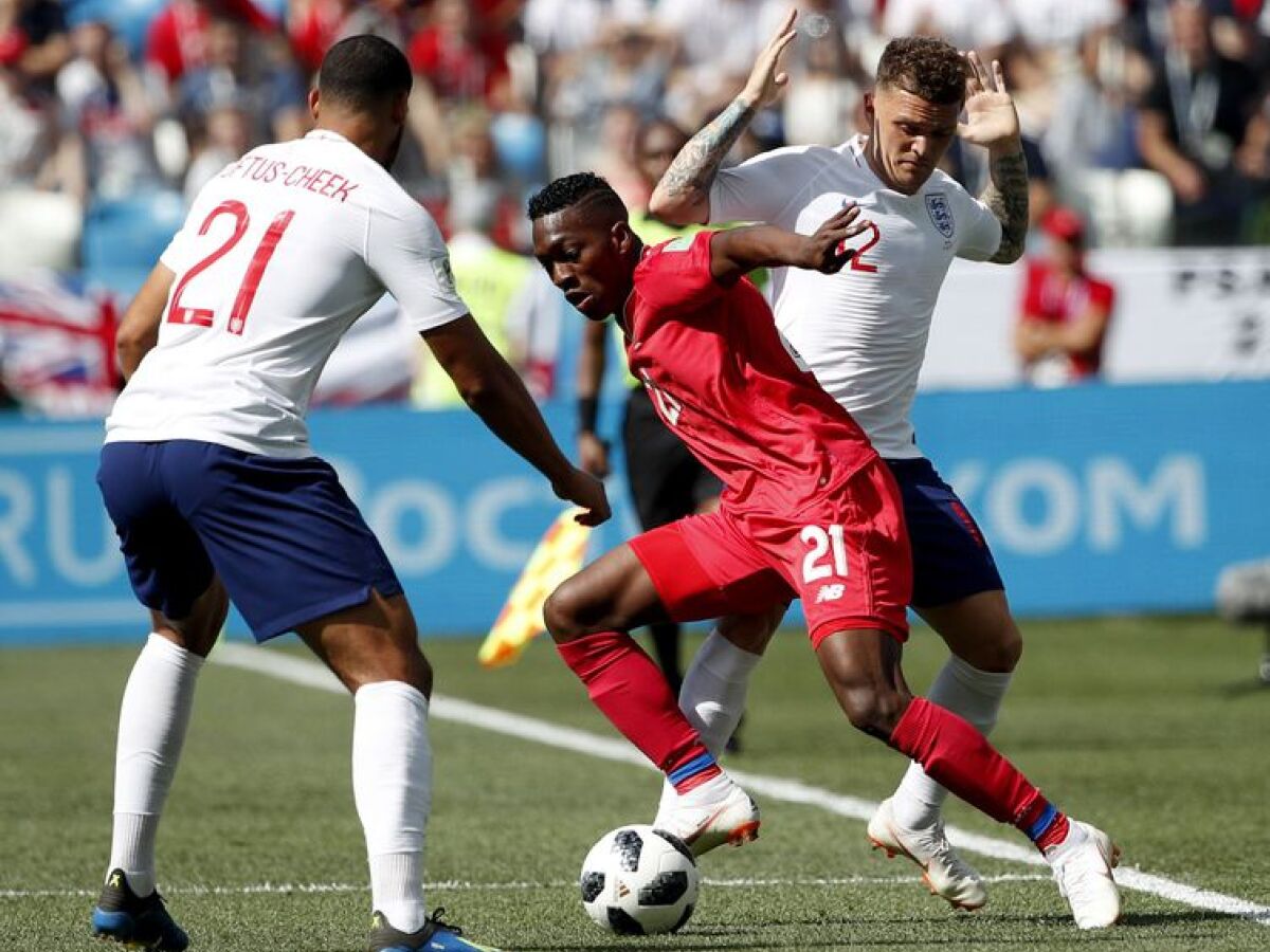 Harry Kane da Inglaterra disputa a bola com jogadores do Panama realizada  neste domingo, 24, no