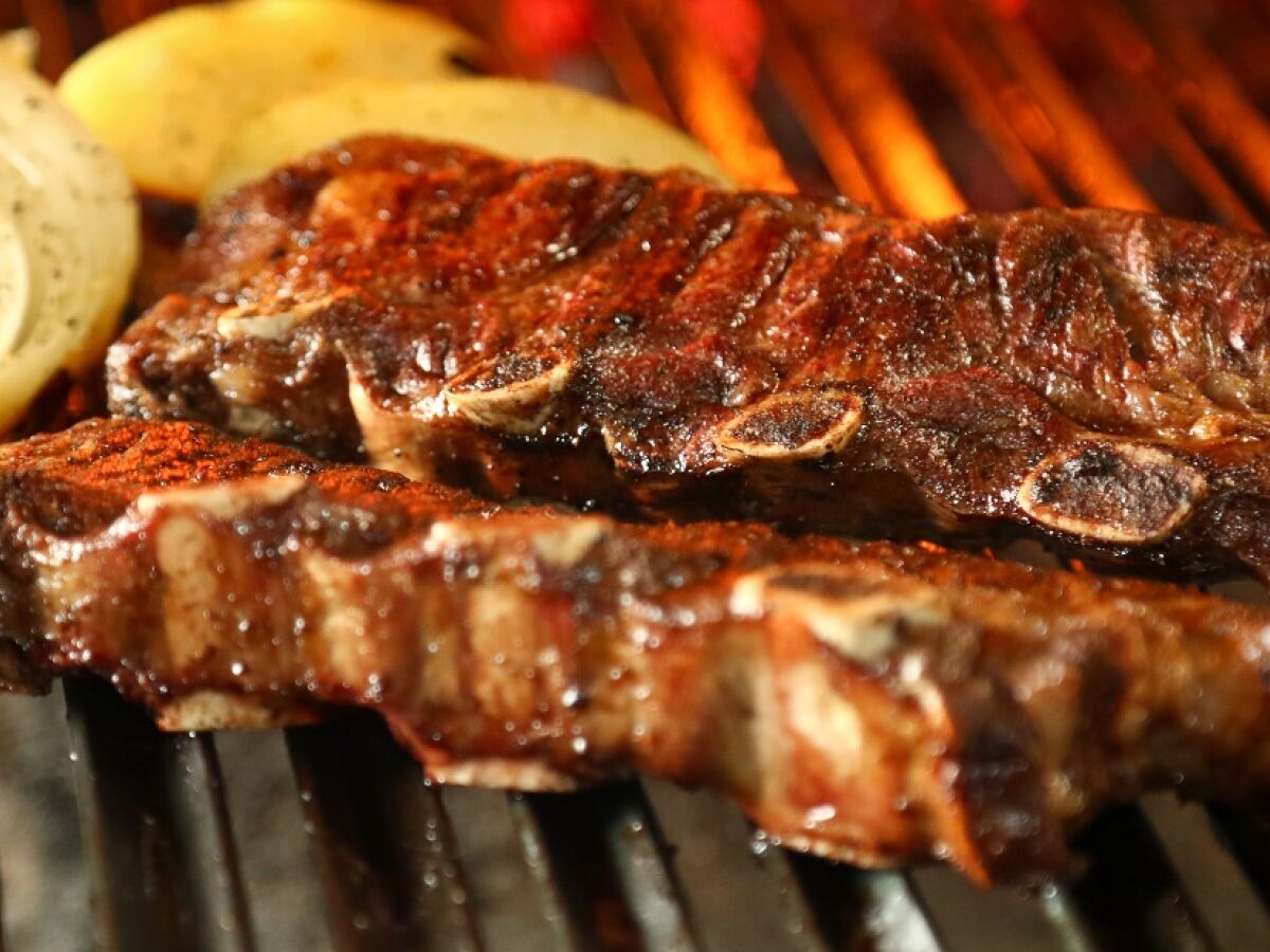 Rib eye no espeto em uma churrascaria no brasil.