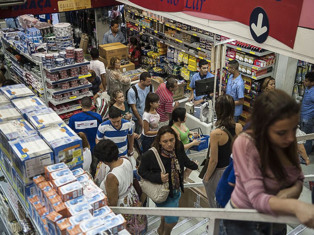 Vendas do comércio crescem 0,8% em março e fecham primeiro