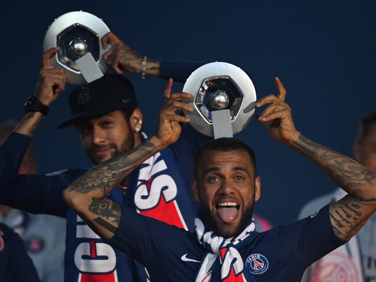 Daniel Alves e Neymar quando jogaram no PSG