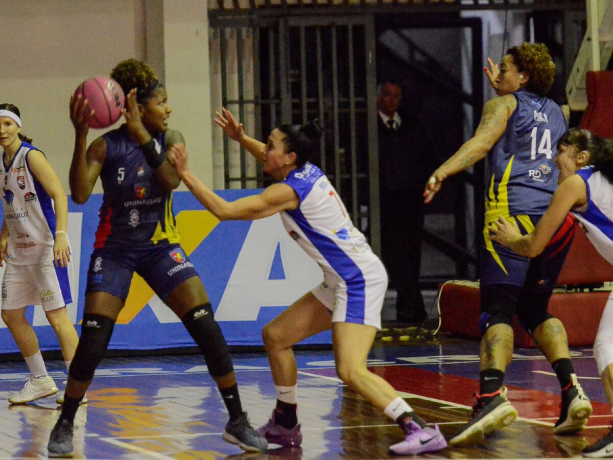 Blumenau e Sampaio Basquete avançam e estão nas semis da LBF