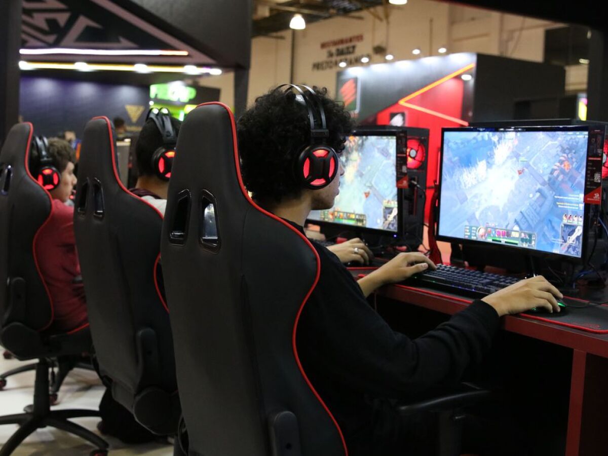 China impõe limite de tempo em jogos online para menores de idade