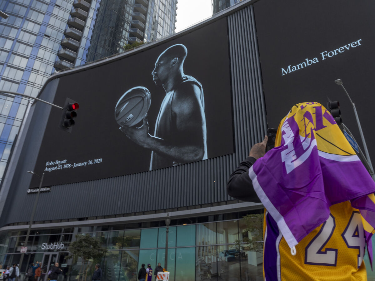 Acidente de helicóptero em Los Angeles mata Kobe Bryant, ex-jogador da NBA, Mundo