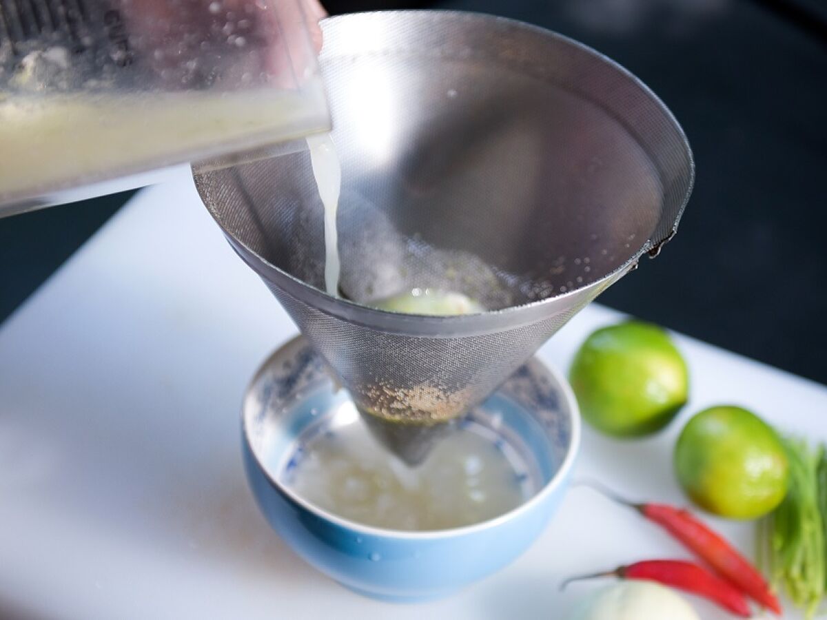 Depois de bater os ingredientes do leite de tigre, coe e reserve na geladeira
