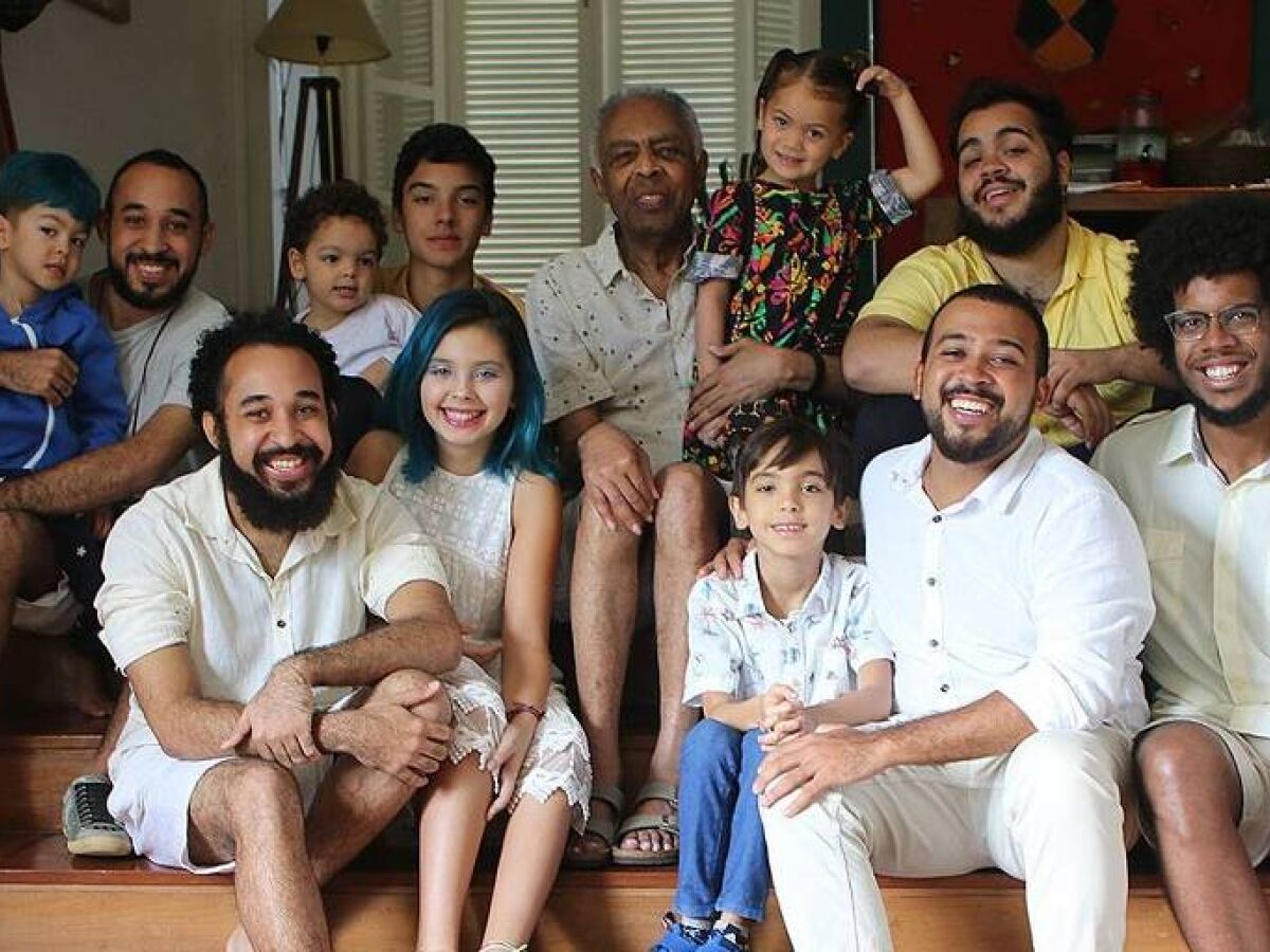 Gil celebra Dia dos Avós com foto ao lado dos dez netos e da ...