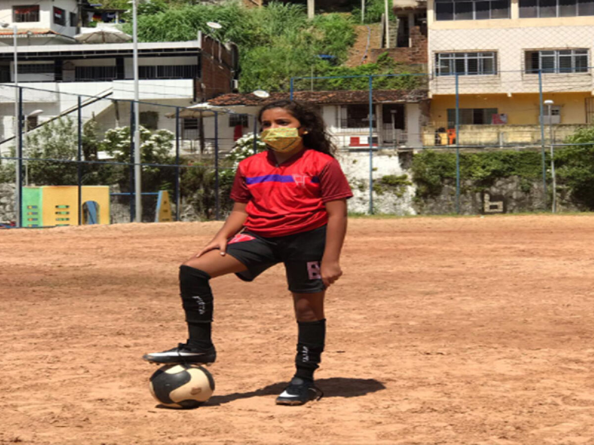 Quero jogar futebol: menina abusada pode encontrar acolhimento no esporte  - UOL Universa