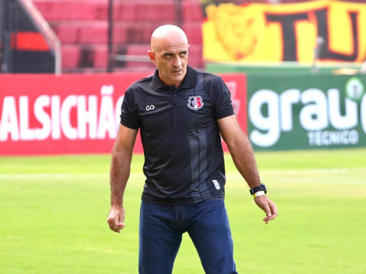 Treinador e gerente de futebol do Santa Cruz assistem a Sport e