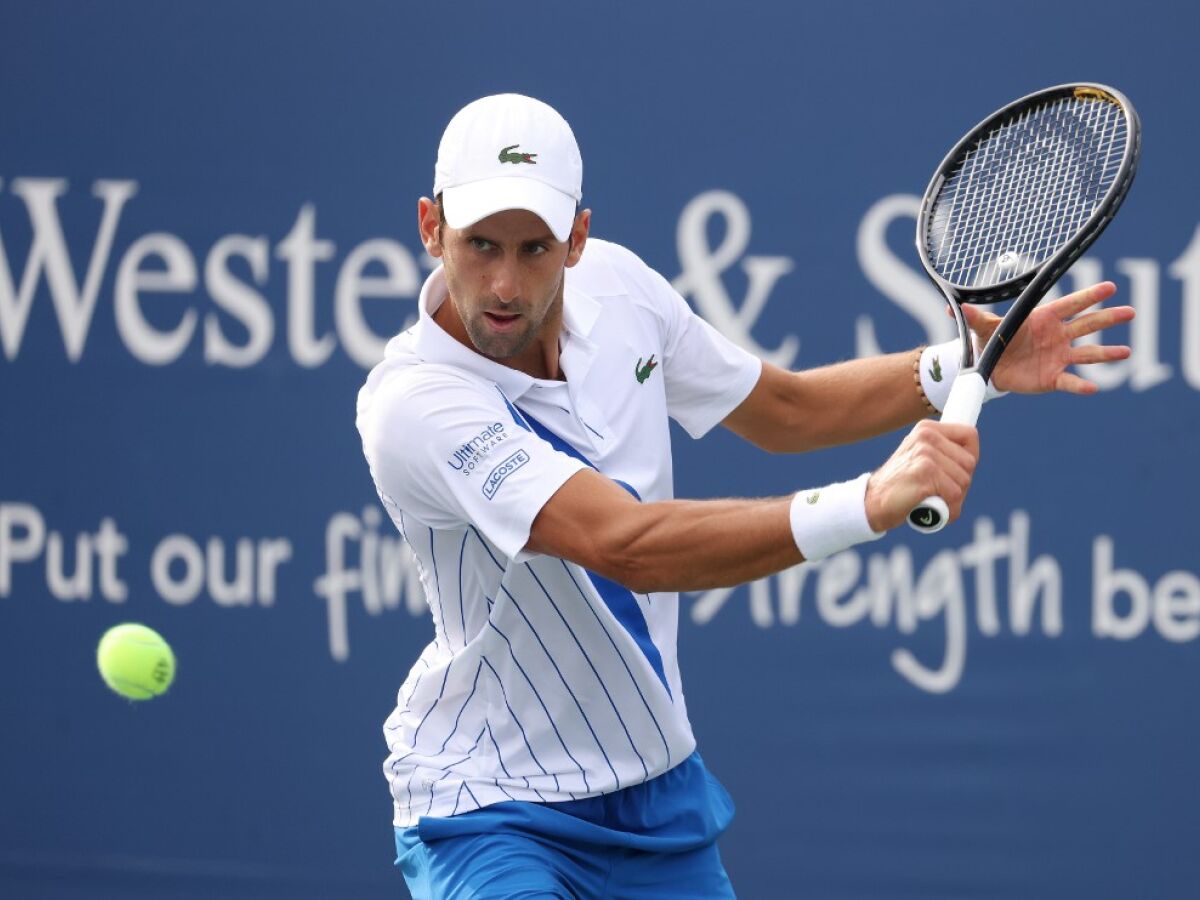 Djokovic acerta bolada em juíza e é desclassificado do US Open