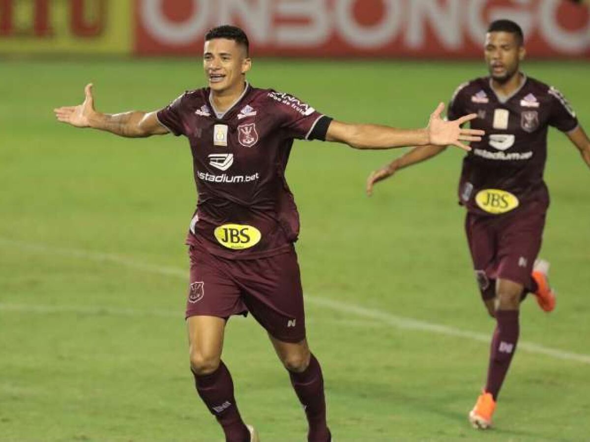 Camutanga celebra marca de 100 jogos com a camisa do Náutico