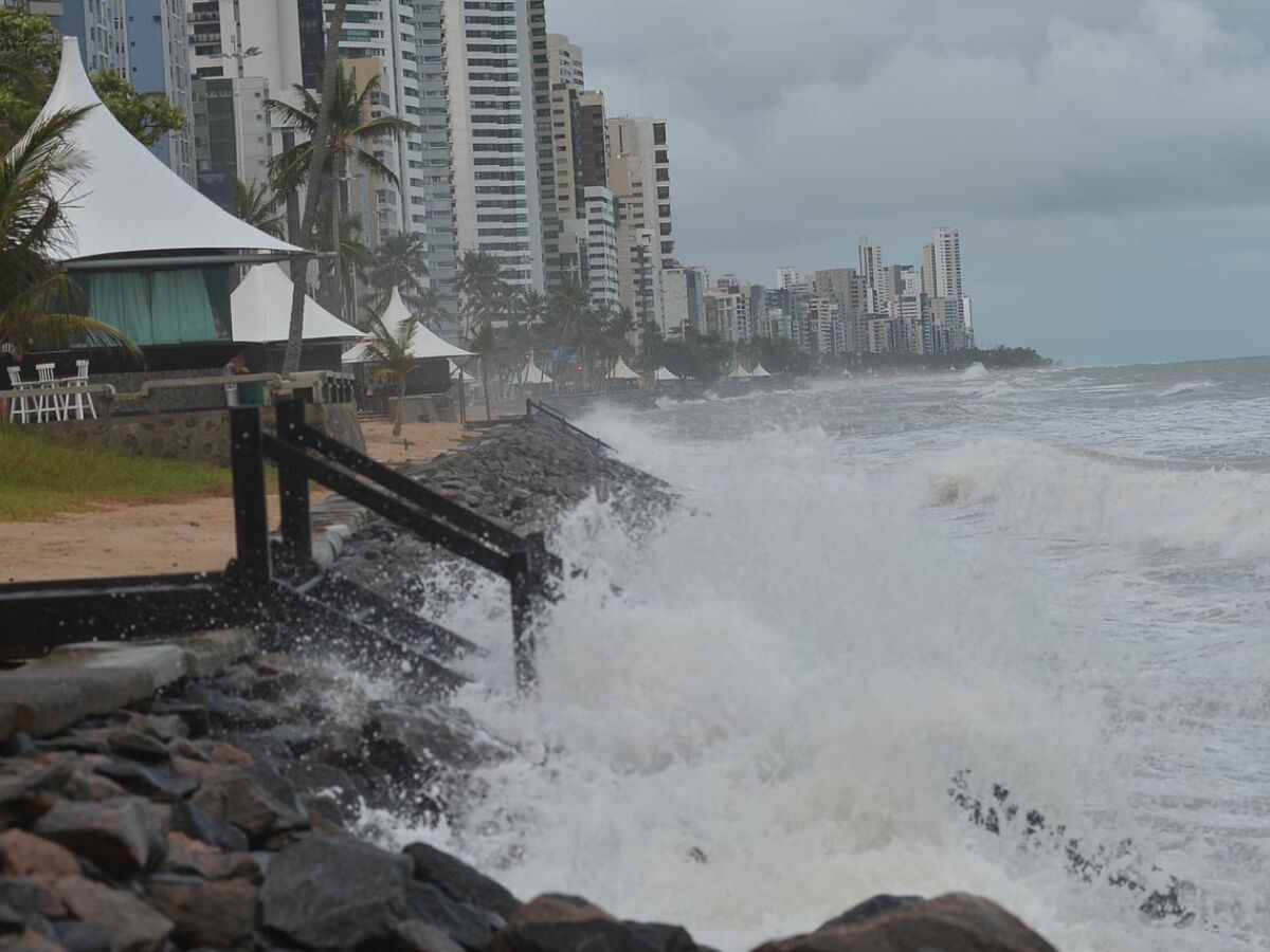 Com ventos fortes e mar agitado na Baía de Todos-os-Santos, ondas