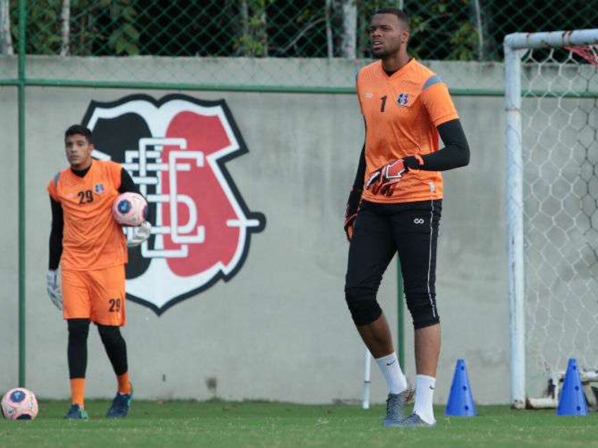 O maior do Brasil: goleiro do Santa Cruz, Carlos Miguel, é o mais alto das  Séries A, B, C e D - Superesportes