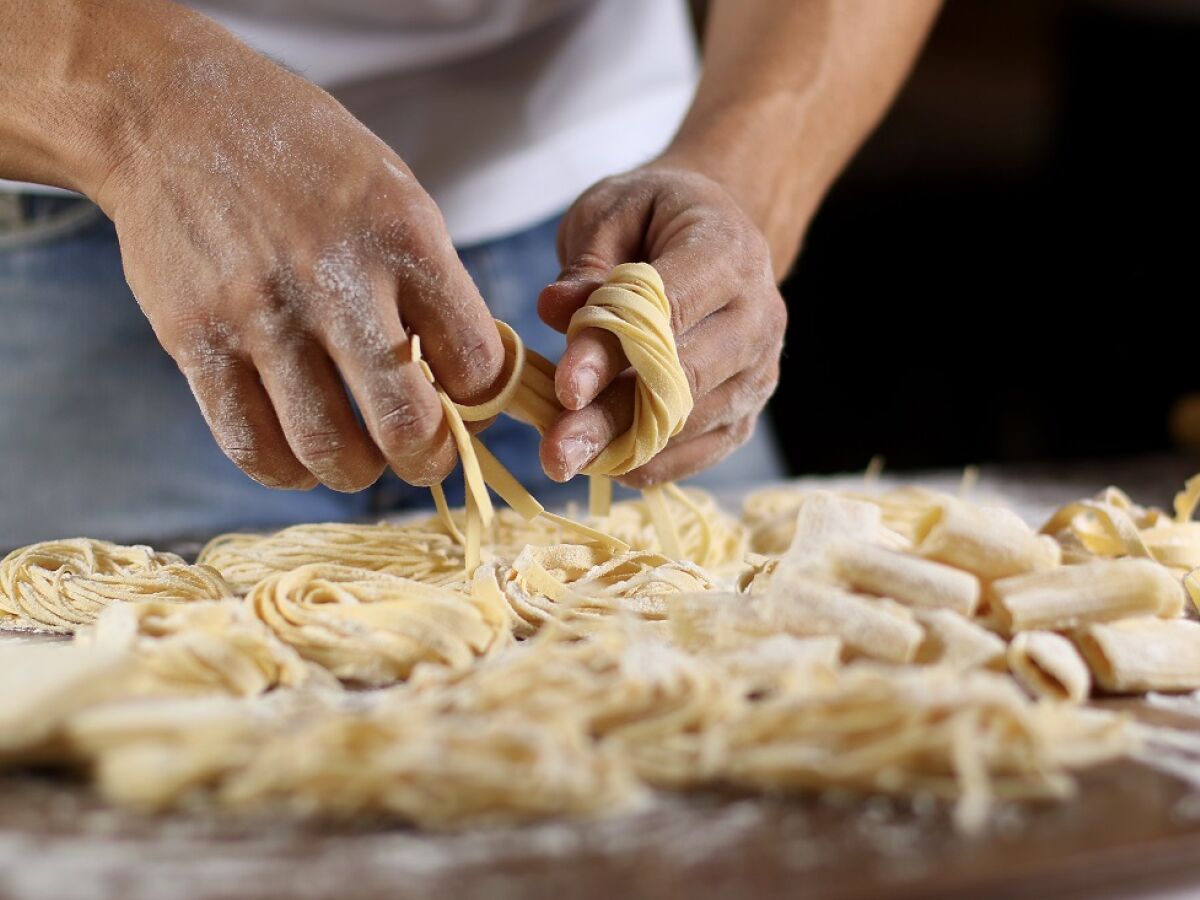 SANTA PASTA - A Melhor massa fresca, preparada na hora com o molho de sua  preferência