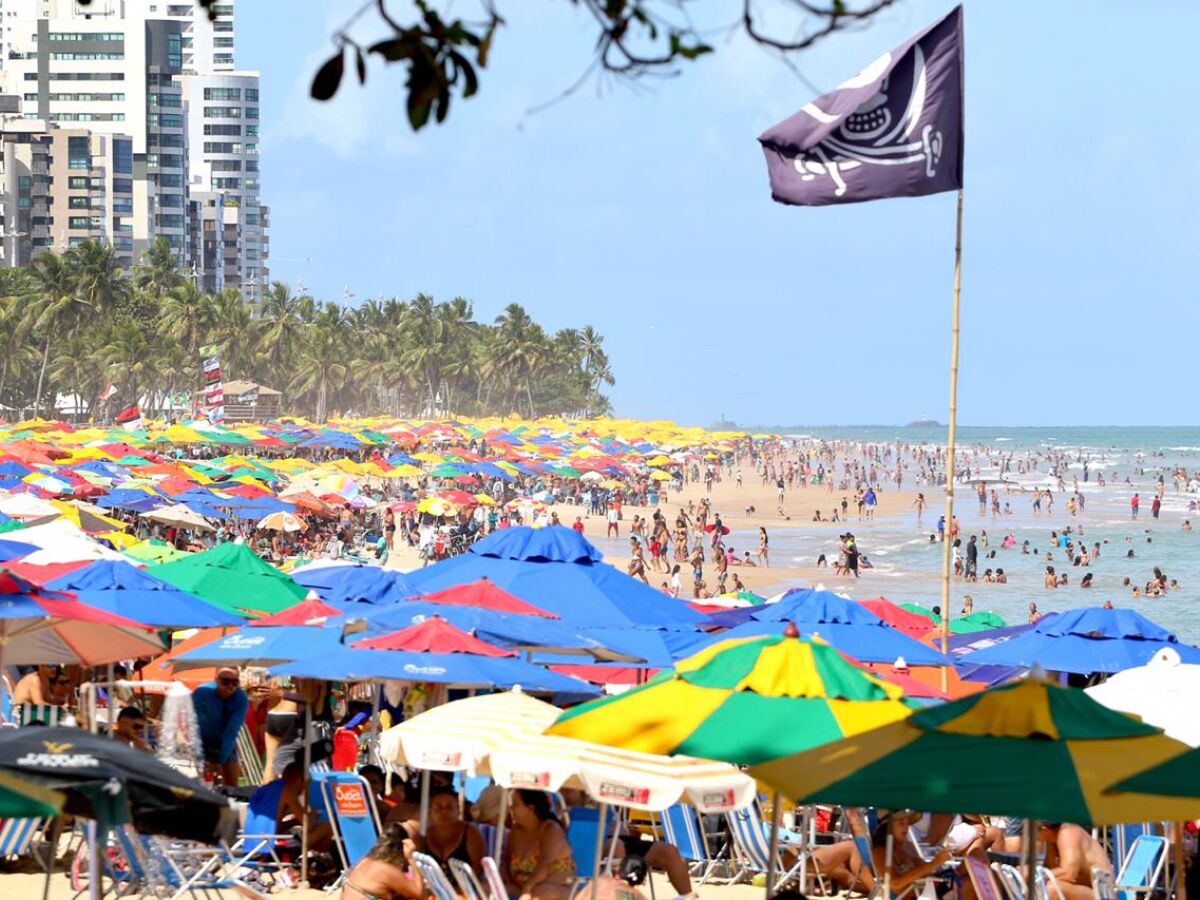 Praia de Boa Viagem e Bairro do Recife com movimentação intensa neste  domingo (22) - Folha PE