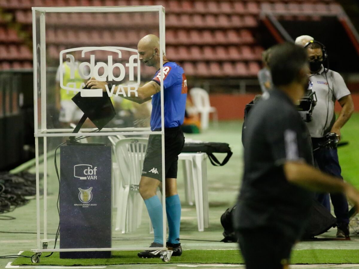 Pênaltis marcados ou não em campo e o silêncio do VAR