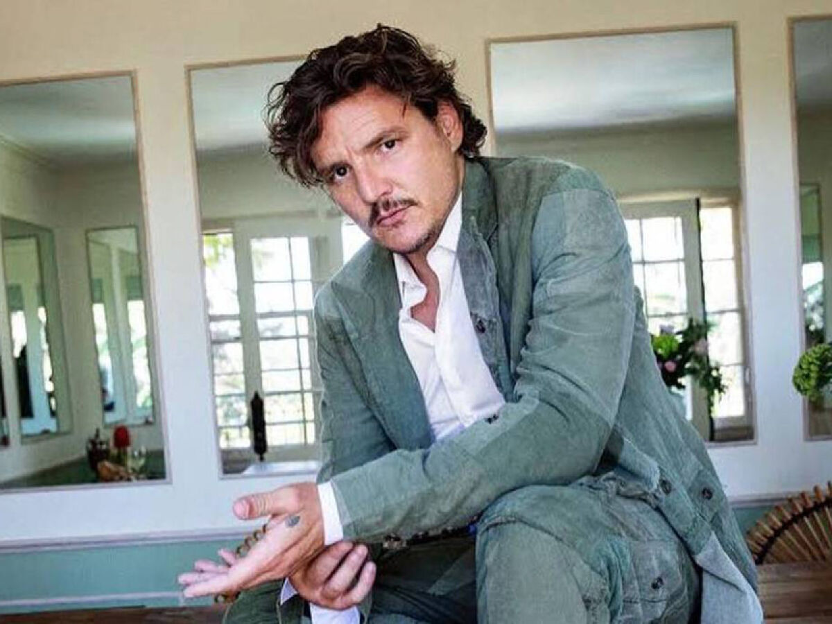 Pai e filha“: Pedro Pascal posta foto com atriz de Sarah na série