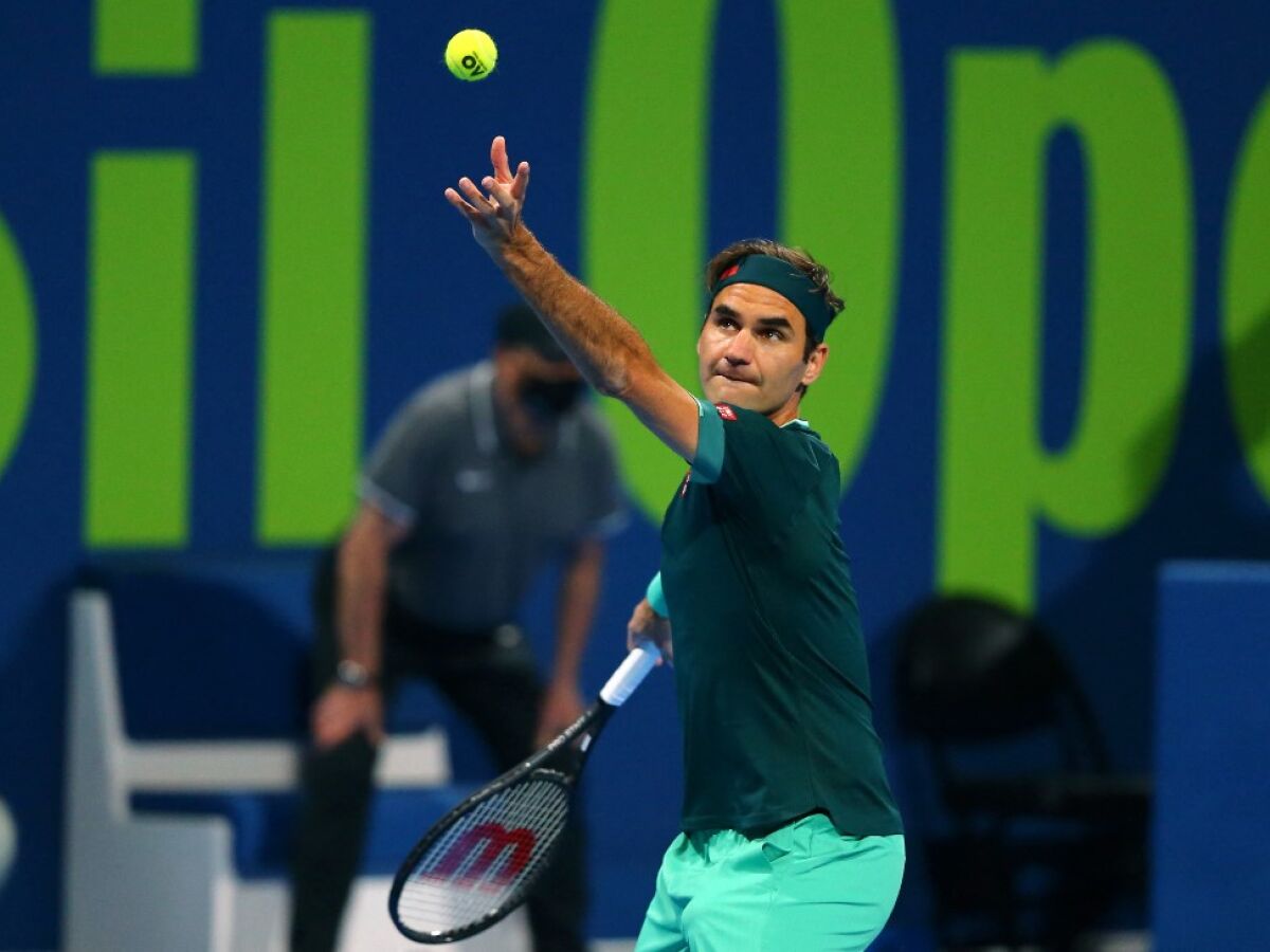 Tenista Roger Federer se detaca em partida de tênis em Dubai 