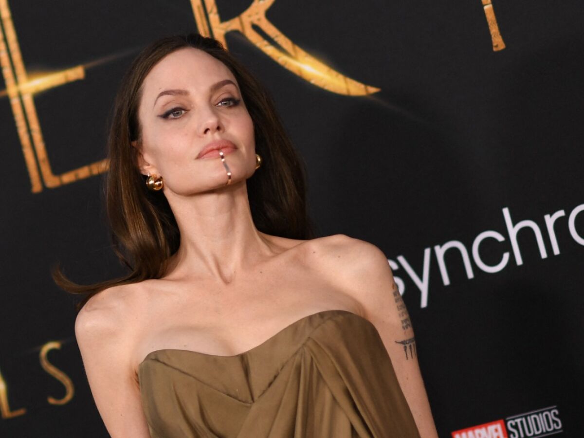 Mewing: o exercício facial que promete reduzir a papada e ter a mandíbula  de Angelina Jolie - Folha PE