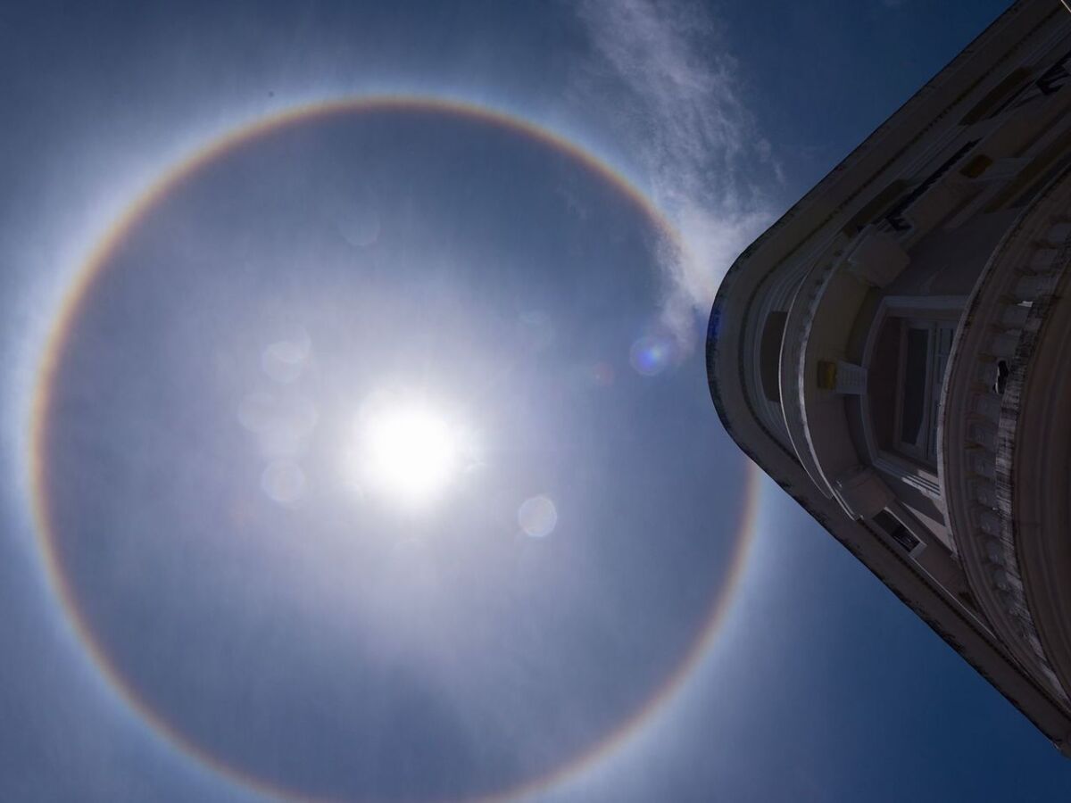 Halo solar: Fenômeno forma 'arco-íris' em torno do sol em PE