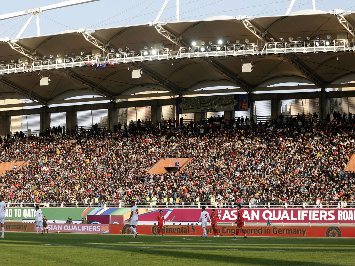 Mulheres poderão ver jogo de futebol em estádios no Irã após 40 anos - Roma  News