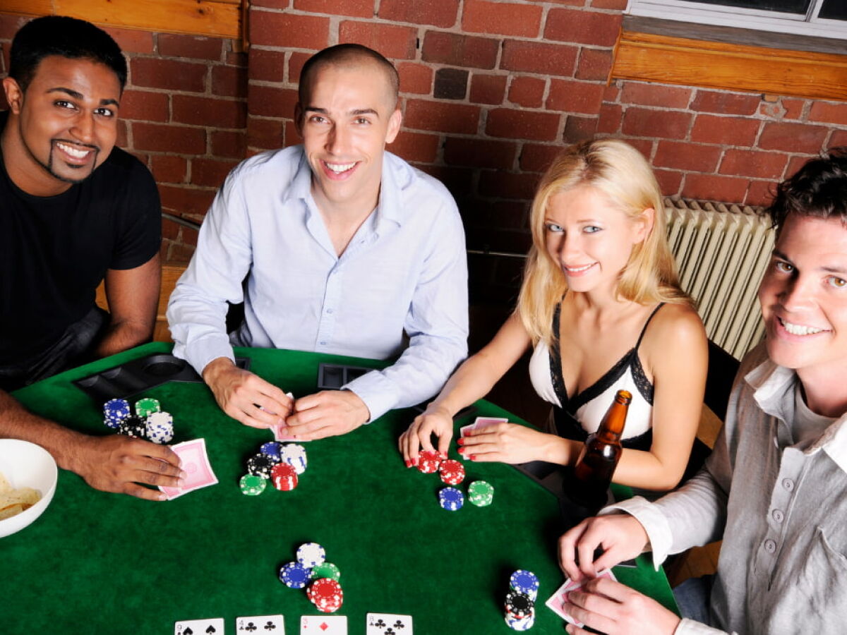 Amigos se divertindo jogando poker