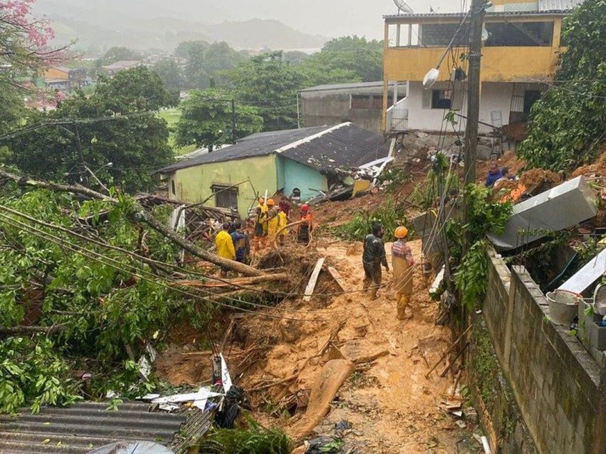 A reconstrução dos serviços públicos não pode ter amarras nem