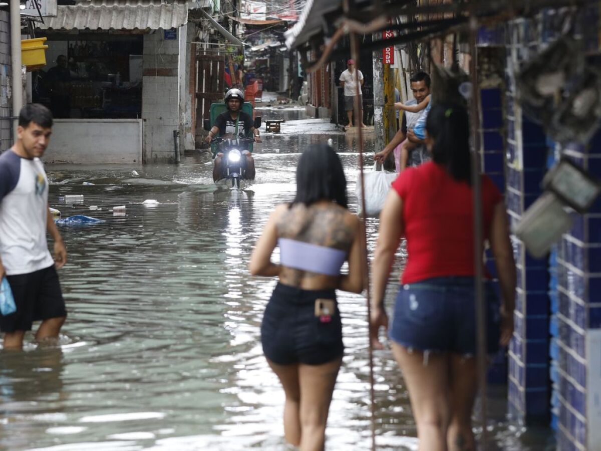 Treze morrem após desabamento por temporal na Argentina