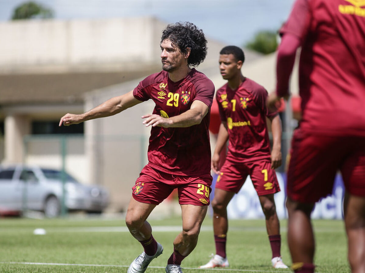 Chapecoense não consegue viajar ao Recife e jogo contra o Sport pode ser  adiado - Folha PE