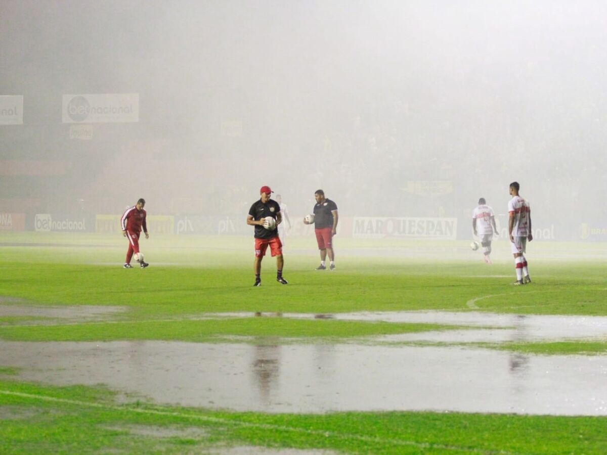 Lá vem ele deslizar no gramado. 💥 📸 - Doentes por Futebol