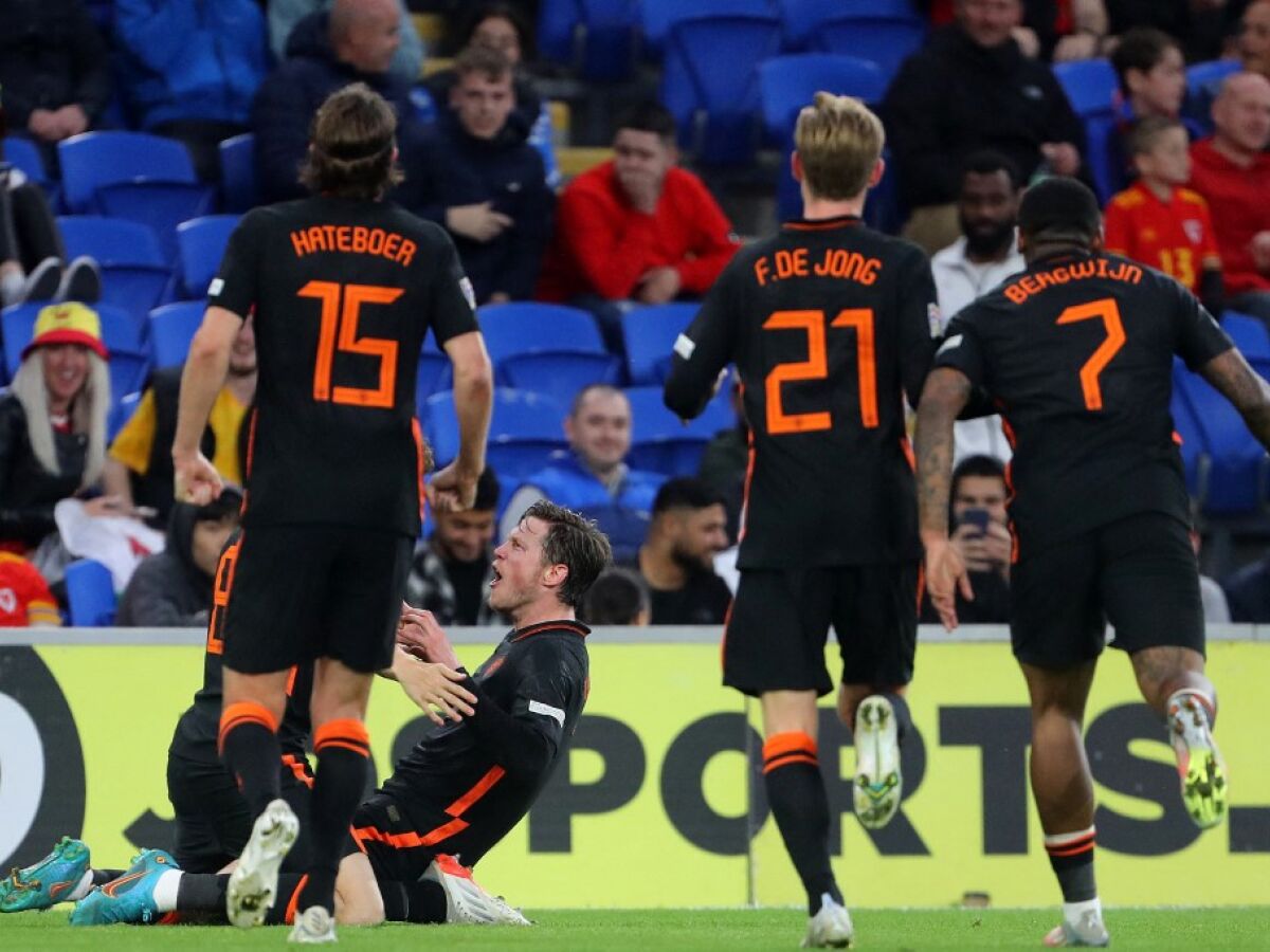 Copa do Mundo: Inglaterra goleia, Holanda vence no fim e