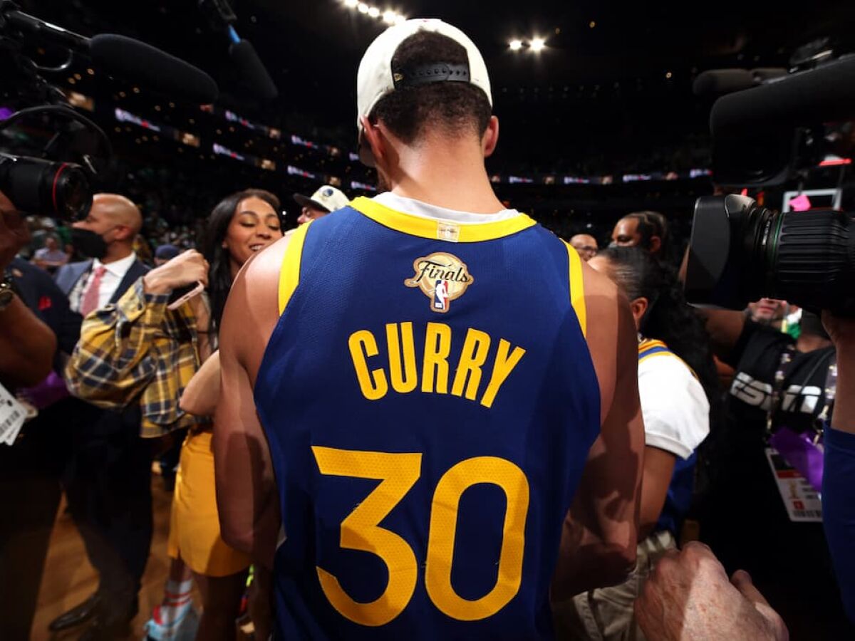 Curry é o primeiro jogador a ser eleito o melhor da NBA de forma unânime