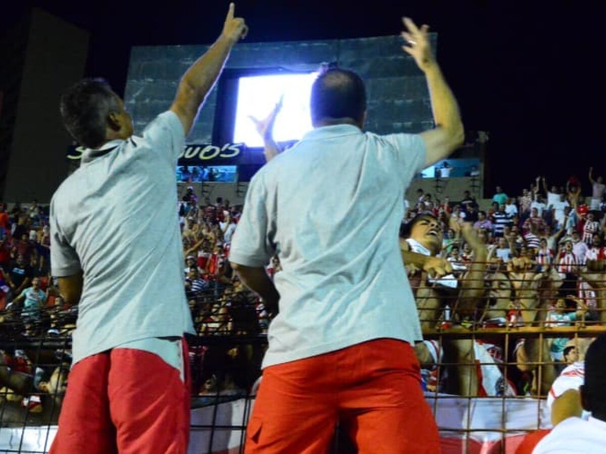 Lisca "Doido" comemorando a vitória do Náutico diante do Sport no alambrado da Ilha do Retiro
