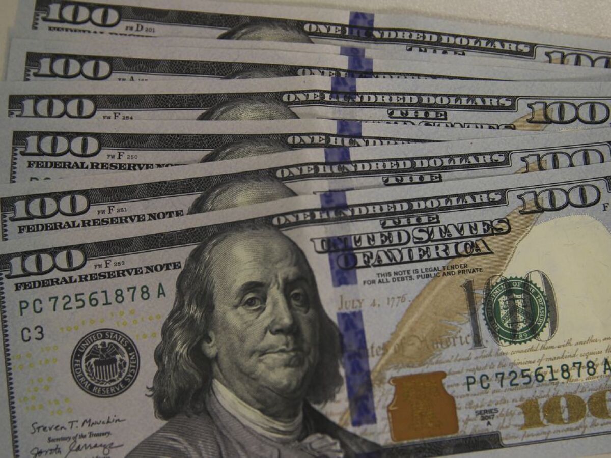 Dólar interrompe sequência de ganhos após BC voltar a marcar