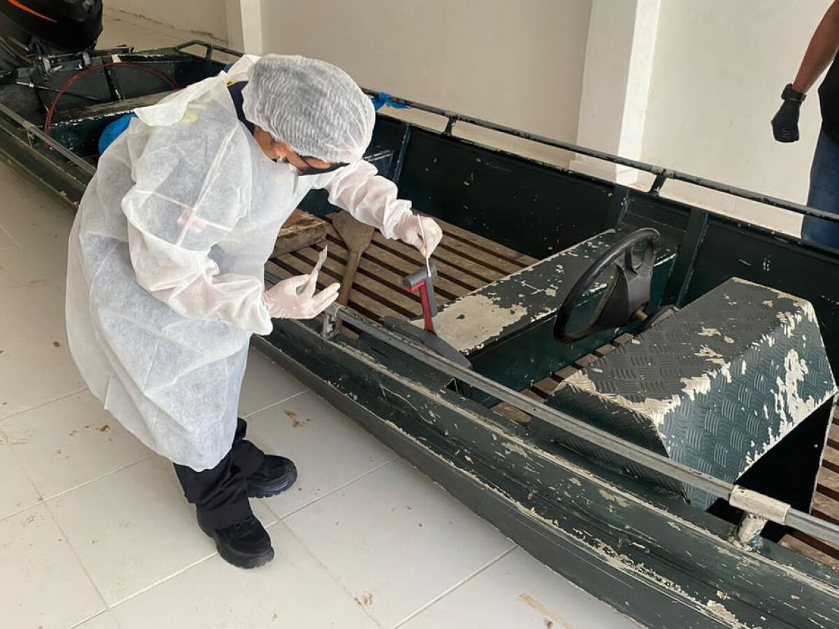 Perícia busca por amostras de sangue do barco do suspeito