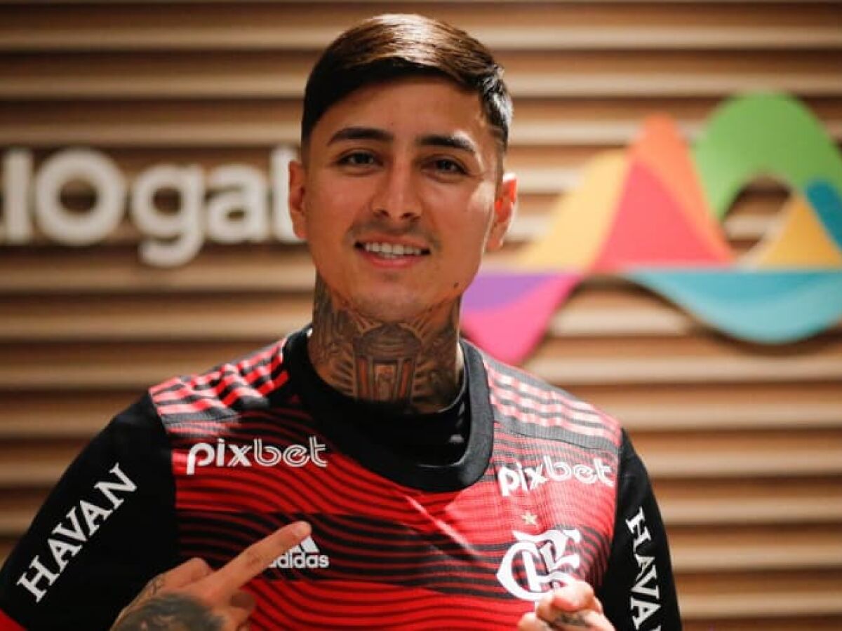 Flamengo anuncia a contratação do volante chileno Erick Pulgar