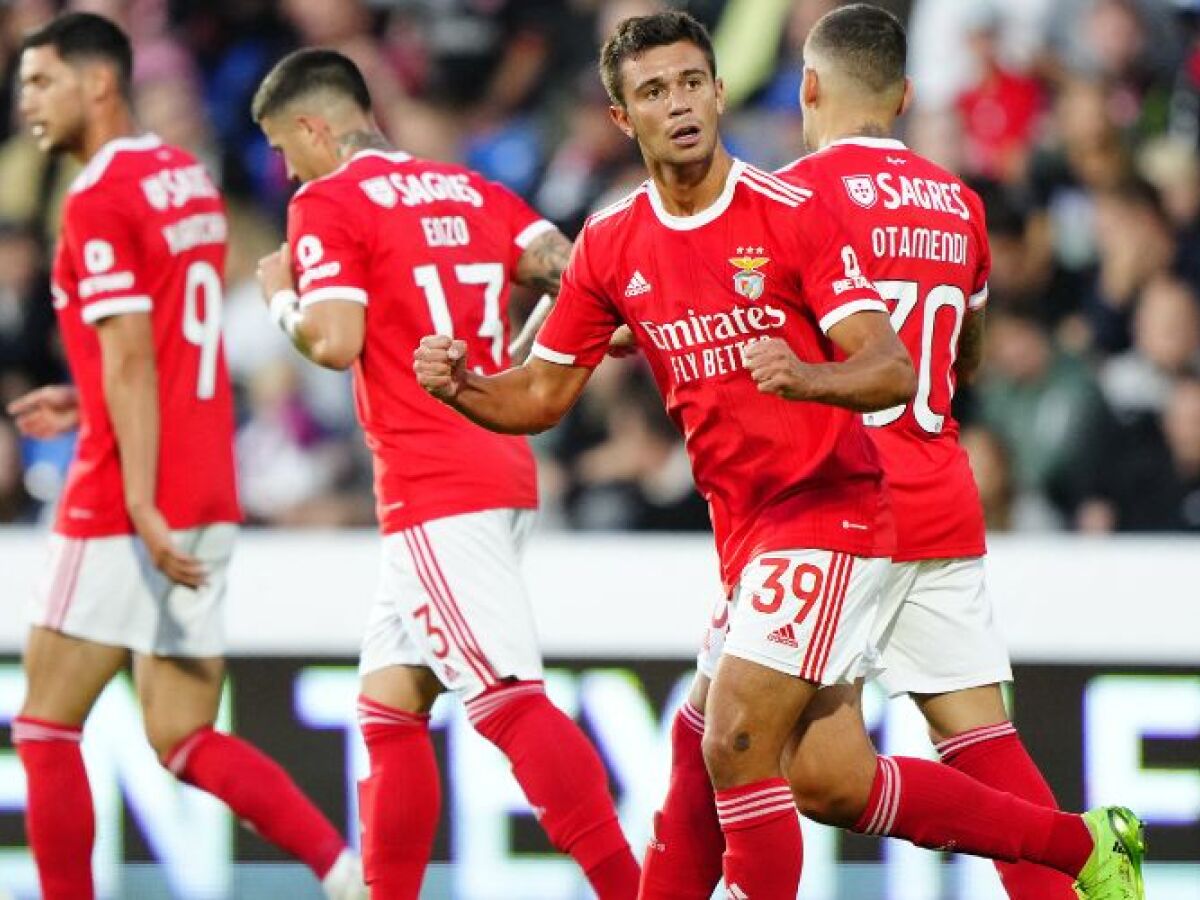 Benfica vence PSV e se aproxima da fase de grupos da Champions