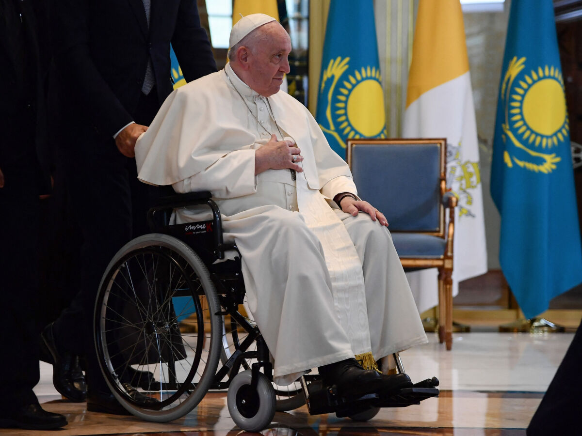 Papa encerra viagem ao Cazaquistão e crítico conservador se