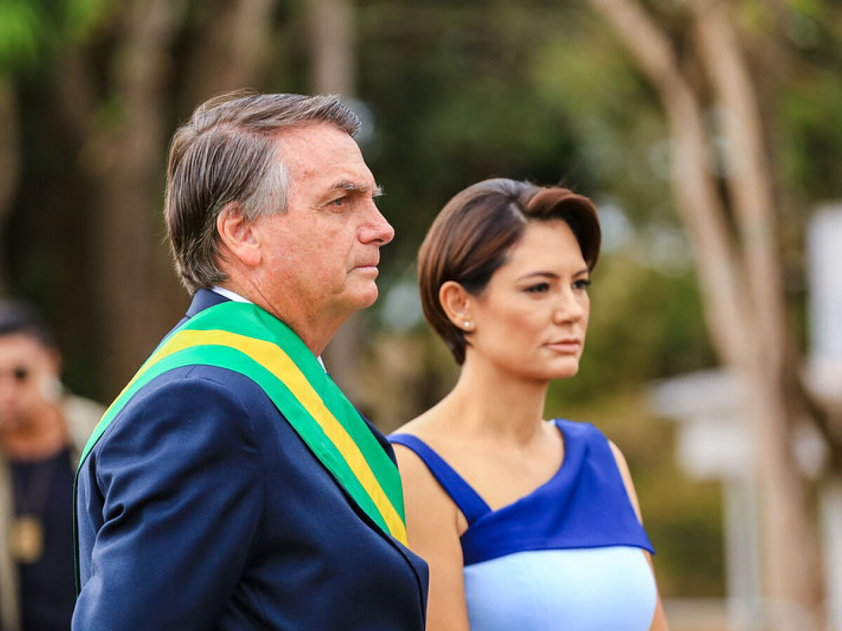 Michelle se esquece de Carlos Bolsonaro, e internet cobra