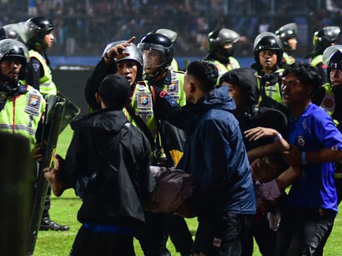 Jogador de futebol americano deixa estádio de ambulância após