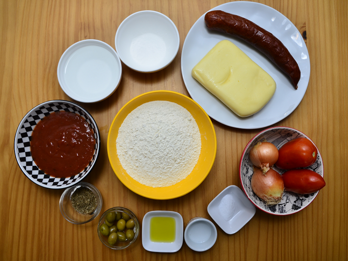 Fígado frito em uma frigideira em uma tábua com molho de tomate