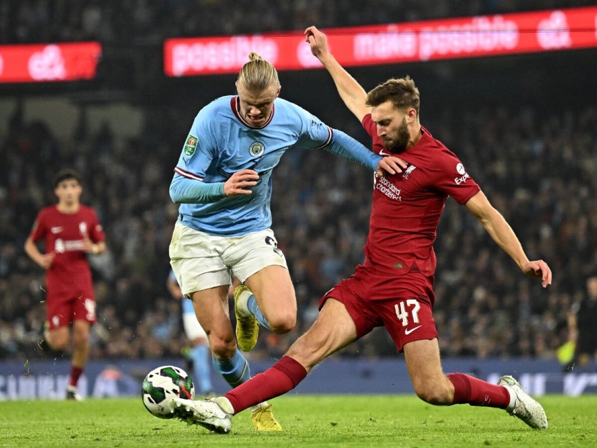 Manchester City goleia Wycombe e avança na Copa da Liga; Liverpool