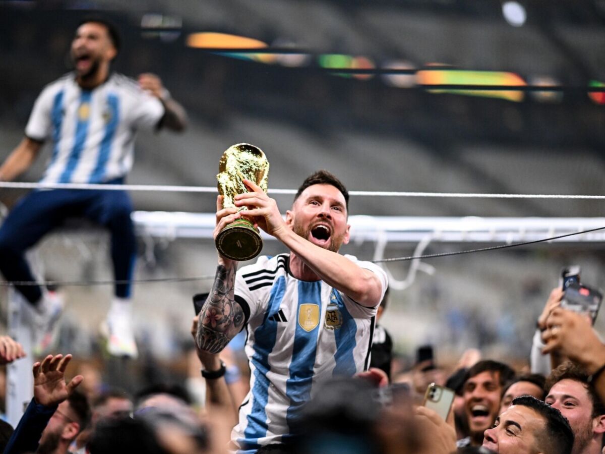 Foto de Messi com a taça da Copa do Mundo se torna a mais curtida